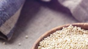 La quinoa es un alimento que contiene 10 aminoácidos esenciales que son muy importantes para el hombre.