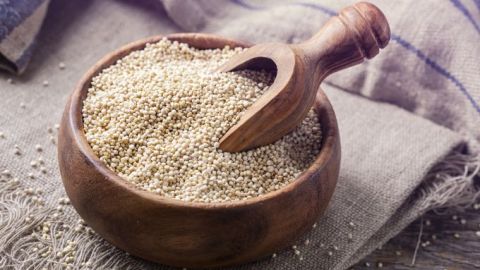 La quinoa es un alimento que contiene 10 aminoácidos esenciales que son muy importantes para el hombre.