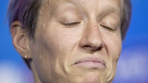 Megan Rapinoe ha dado la cara y mostrado su inconformidad con el trato de la FIFA hacia el fútbol femenino .