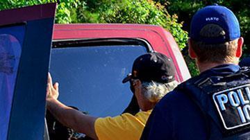 ICE puede buscarle en su casa, en el trabajo o en la calle.