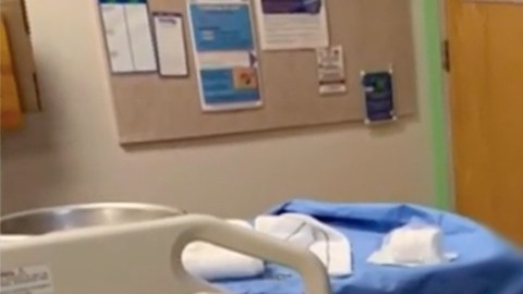 El niño quemado y la madre arrestada.