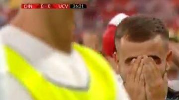 El entrenador fue llevado al hospital y el partido se reanudó después de momentos de tensión