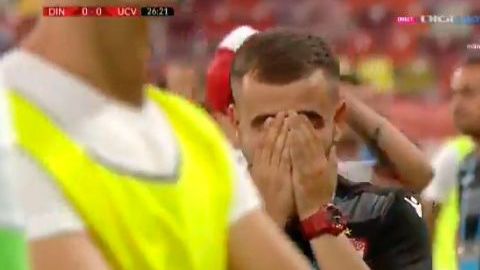 El entrenador fue llevado al hospital y el partido se reanudó después de momentos de tensión