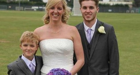 Sam Connor (izquierda) junto a su madre Christine y su hermano, James.