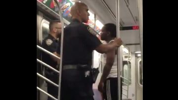 Momento donde un hombre ofende a agentes de la policía