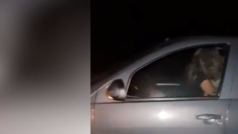 El hombre hasta le hizo una seña obscena a quien lo grabó.