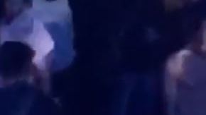 Muchos asistentes los miraban con sorpresa.