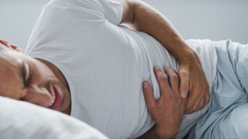 Uno de los síntomas que caracterizan a la enfermedad es el dolor e inflamación abdominal.