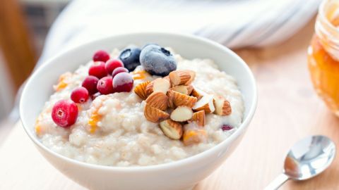 El consumo de avena ayuda a regular el colesterol y a prevenir altibajos de glucosa.