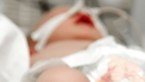 El bebé murió en el hospital.