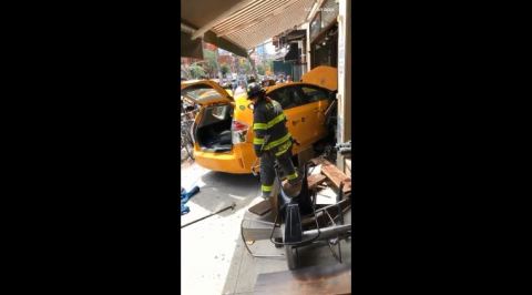 Taxi impactó contra restaurante de Hell's Kitchen