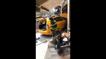 Taxi impactó contra restaurante de Hell's Kitchen