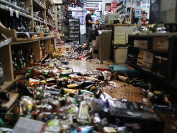 Un empleado trabaja en la caja registradora en Ridgecrest Market,luego de un terremoto de magnitud 7.1 que azotó el área, el 6 de julio de 2019 en Ridgecrest, California.