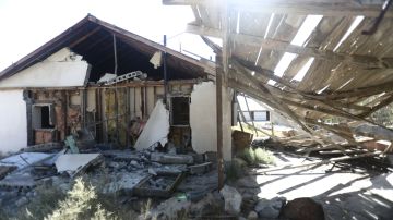 Una casa sufrió severos daños después de un terremoto de magnitud 7.1 que azotó el área. Foto del 6 de julio de 2019 en Trona, California.