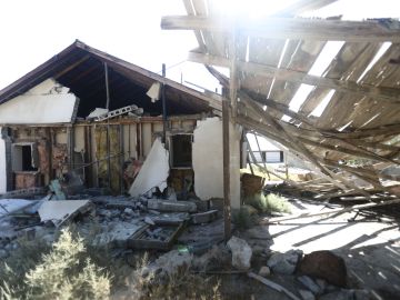 Una casa sufrió severos daños después de un terremoto de magnitud 7.1 que azotó el área el 6 de julio de 2019 en Trona, California.