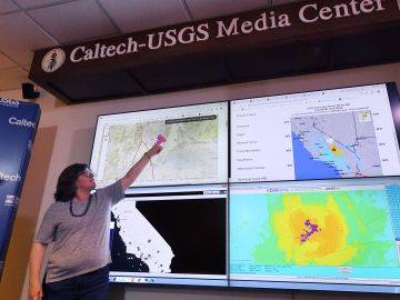 La sismóloga Lucy Jones habla en una conferencia de prensa en el Laboratorio Sismológico de Caltech en Pasadena, California, luego del terremoto de 6.4 Searles cerca de Ridgecrest, California.