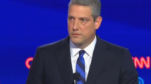 El representante Tim Ryan defiende las actuales leyes migratorias.