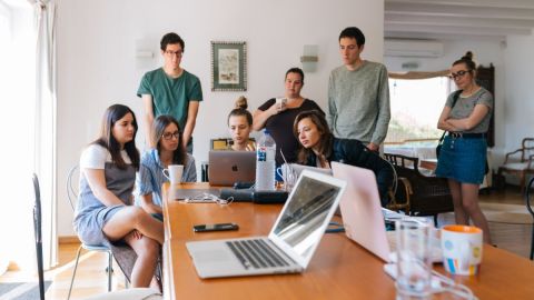 Estas actitudes sólo podrían evitar que la gente note tus capacidades para hacer un buen trabajo y ascender.
