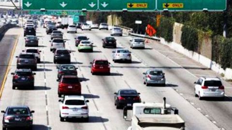 Millones de personas viajarán por aire y carretera este fin de semana. (Archivo)