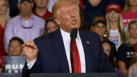 El presidente Trump continúa sus ataques contra representantes demócratas.