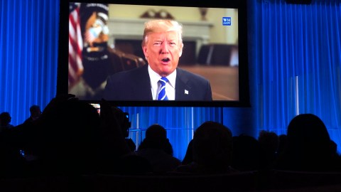 El presidente Donald Trump ofrece un mensaje de bienvenida a los nuevos ciudadanos.