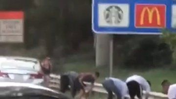 La policía estima que se cayeron a la carretera $175 mil dólares.