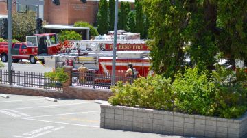 Bomberos asisten tras una explosión en la Universidad Nevada-Reno.
