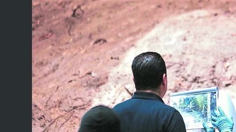 Analistas forenses y criminalistas trabajan en la exhumación de los cadáveres en la colonia Vista al Lago.