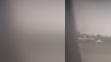 Al parecer, el hombre buscaba viajar gratis sobre el ala al aire libre.