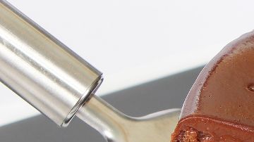 La mujer ni siquiera se preocupó por esconderse para comer el pastel.