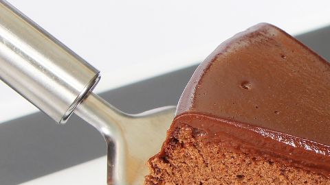 La mujer ni siquiera se preocupó por esconderse para comer el pastel.