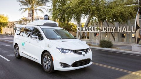 Aunque Waymo es la primera compañía en recibir un permiso sin un conductor en California, actualmente se permite que 60 fabricantes prueben vehículos autónomos en California con un conductor que pueda tomar control del vehículo