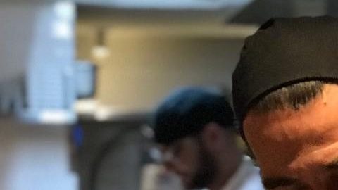 Paco Carreño en la cocina de La Nacional.