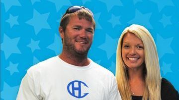 Austin y Margaret con su gran premio de lotería.