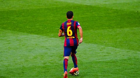 La magia de Xavi Hernández enfundado en la camiseta del Barcelona y de la Selección Española de Fútbol será inolvidable para los fanáticos del fútbol.