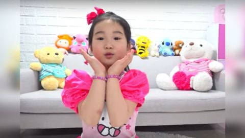 La pequeña tiene ingresos millonarios gracias a su canal donde solamente aparece divirtiéndose con sus juguetes.