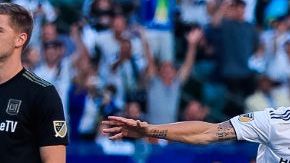 Zlatan marcó un señor gol, al quitarse de sombrerito al defensa y rematar con un gran tiro