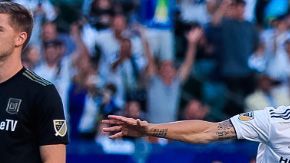 Zlatan marcó un señor gol, al quitarse de sombrerito al defensa y rematar con un gran tiro