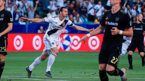 Zlatan marcó un señor gol, al quitarse de sombrerito al defensa y rematar con un gran tiro