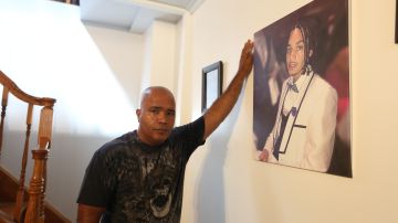 Edwin Vargas con la foto de su hijo, que hace en 2017 fue vctima de una balancera en El Bronx.