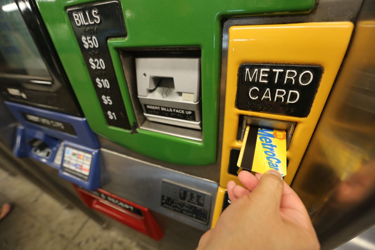 Más de 100,000 neoyorquinos ya usan ‘MetroCards para pobres’ El Diario NY