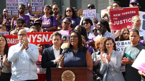 Una coalición liderada por la Fiscal General de NY, Letitia James, inicia también acciones legales contra la nueva regla.