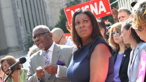 Congresista Gregory Meeks. Fiscal General Letitia James anuncia demanda al gobierno federal por los cambios realizados por el Presidente Trump a la "Regla de Carga Publica" del Departamento de Seguridad Nacional (DHS).