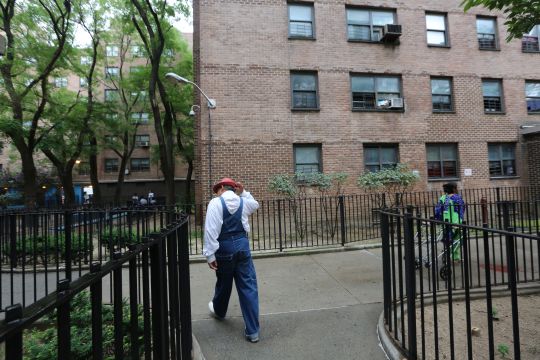 Dos muertes a balazos en edificios NYCHA en Queens y Brooklyn a plena luz con pocas horas de separación