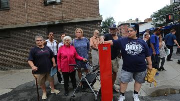 Residentes de Fulton Housing en Chelsea no quieren que la ciudad tire abajo los edificios para acer lugar a mas edificacion en la zona.