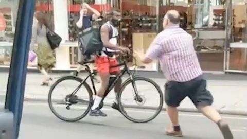 Pelea entre un taxista y un ciclista en Londres.