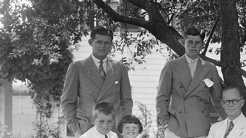 Joseph P. Kennedy y Rose Fitzgerald junto a sus nueve hijos.