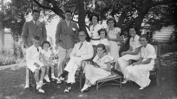 Joseph P. Kennedy y Rose Fitzgerald junto a sus nueve hijos.