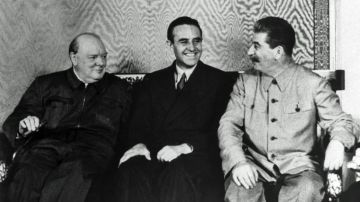 El embajador de EEUU Averell Harriman, entre Winston Churchill y Joseph Stalin.