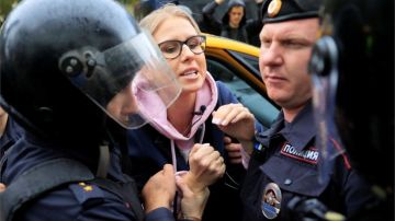 Lyubov Sobol (con anteojos) fue detenida.